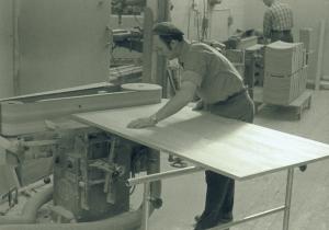 Finputsning av bordsskiva Josef Tingåker 1965