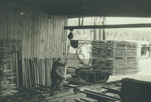 Ingvar Göransson gör klart för inkörning till torken mot väggen står ströet som används för att luften skall cirkulera. 1965