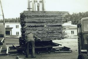 6 Lastning på vagnen som ska in i torken bröderna Göransson 1965